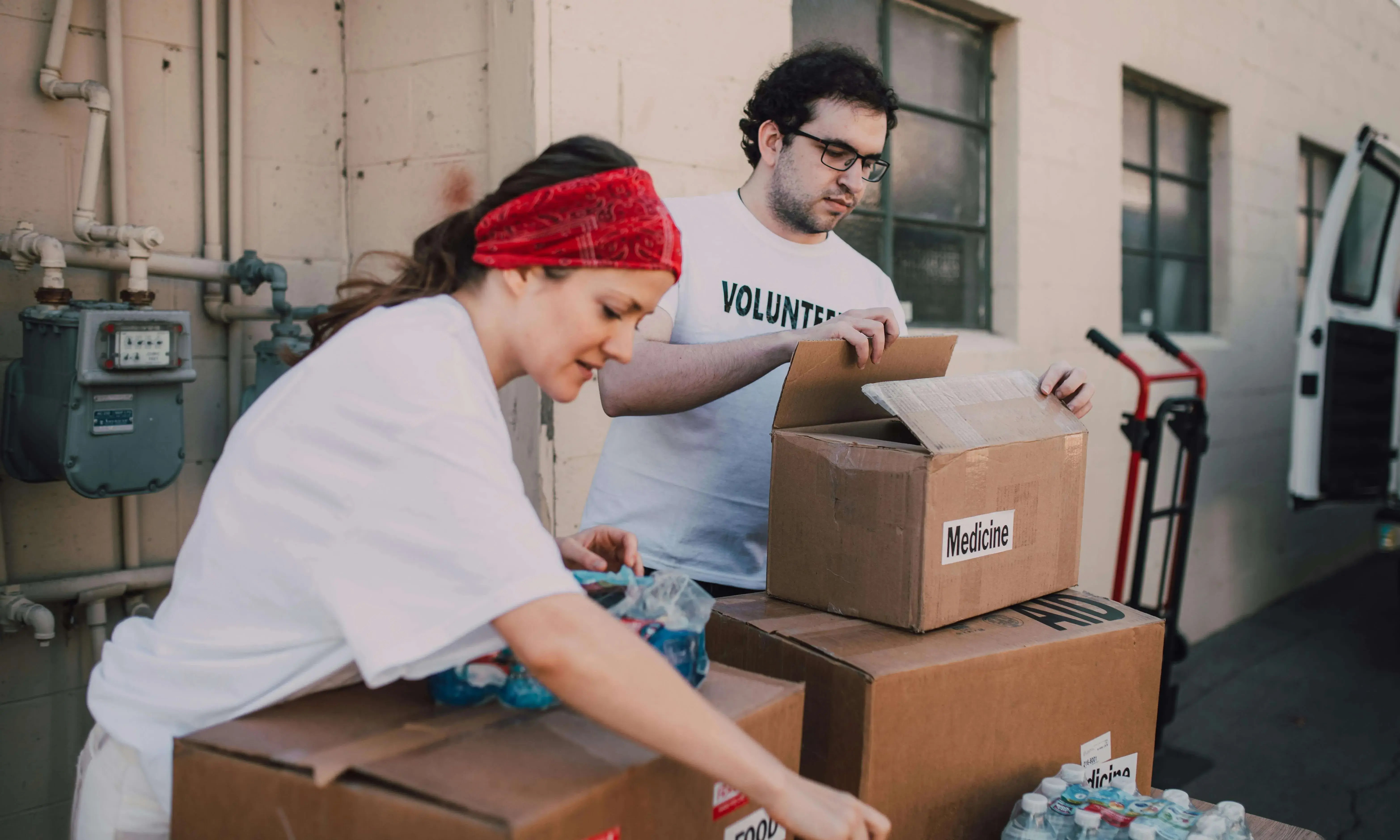 Joves voluntaris preparant aigua. Font: Pexels - RDNE Stock project