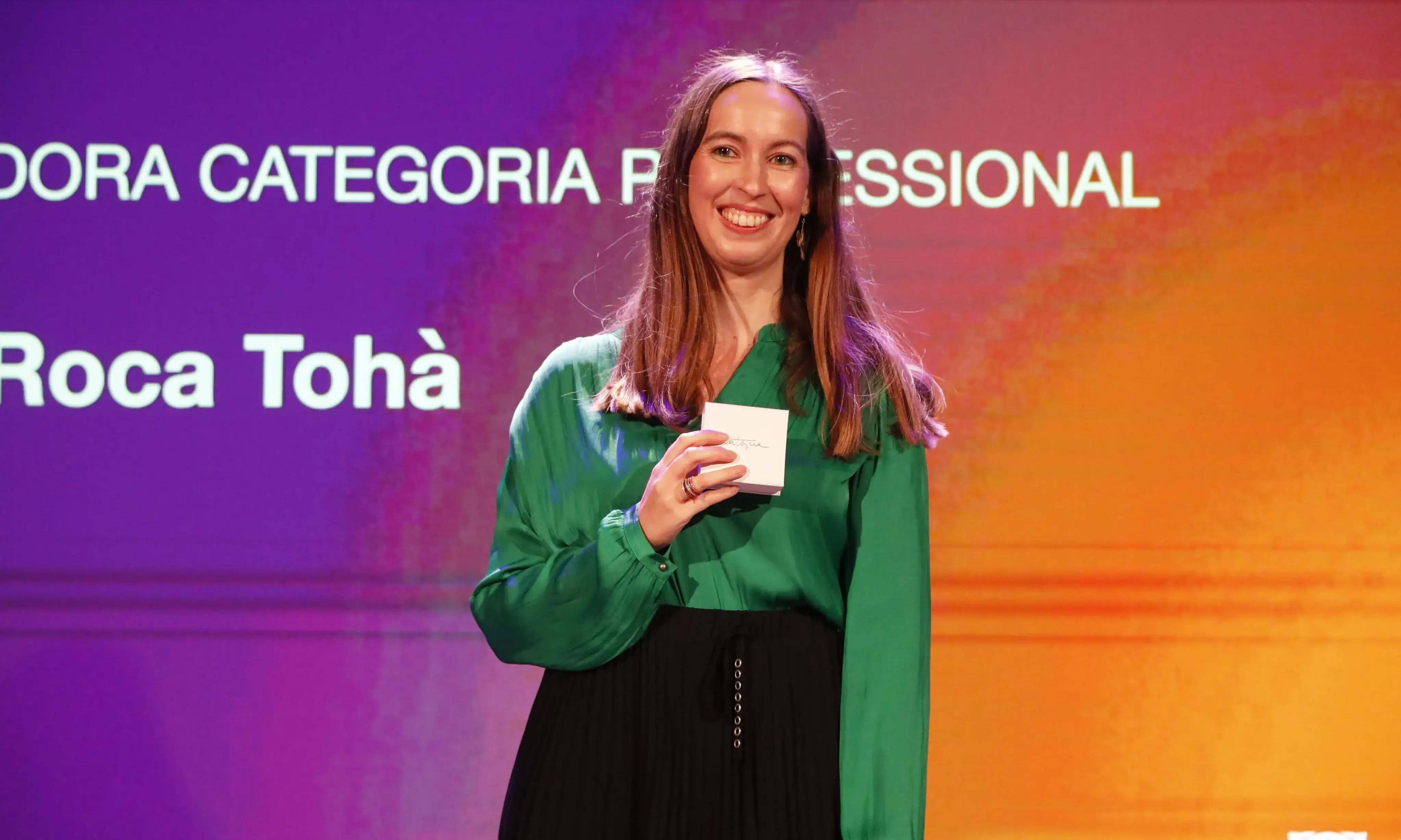 Roser Roca Tohà amb el seu guardó durant la cerimònia d'entrega dels Premis DonaTIC 2024. Font: TIC Catalunya.