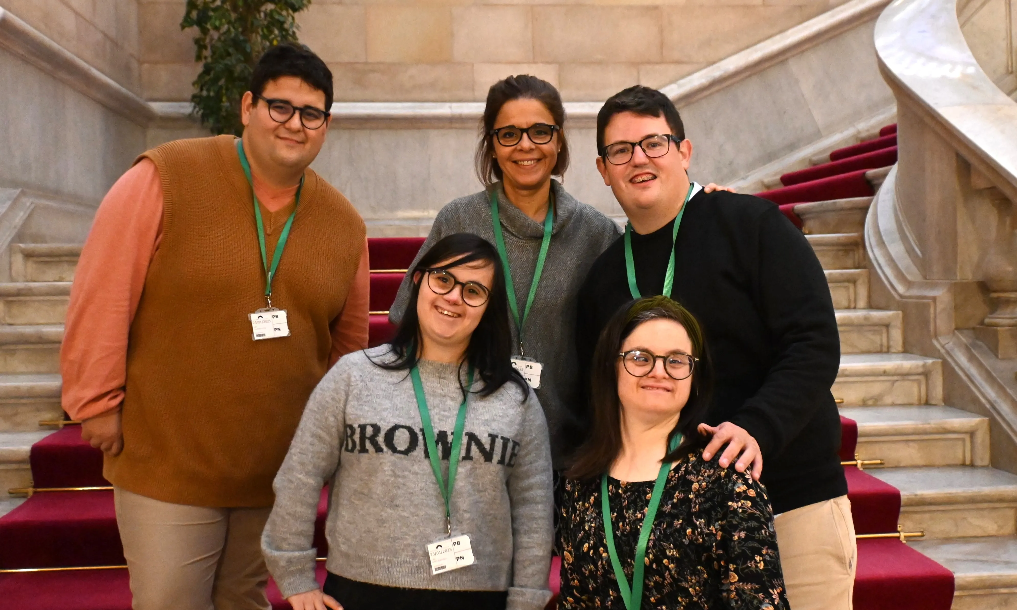 Personas en la escalera del parlamento 