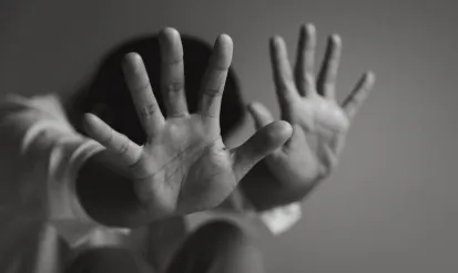 Les entitats han de saber com actuar, és per això que calen protocols d'assatjament sexual. Font: Canva.