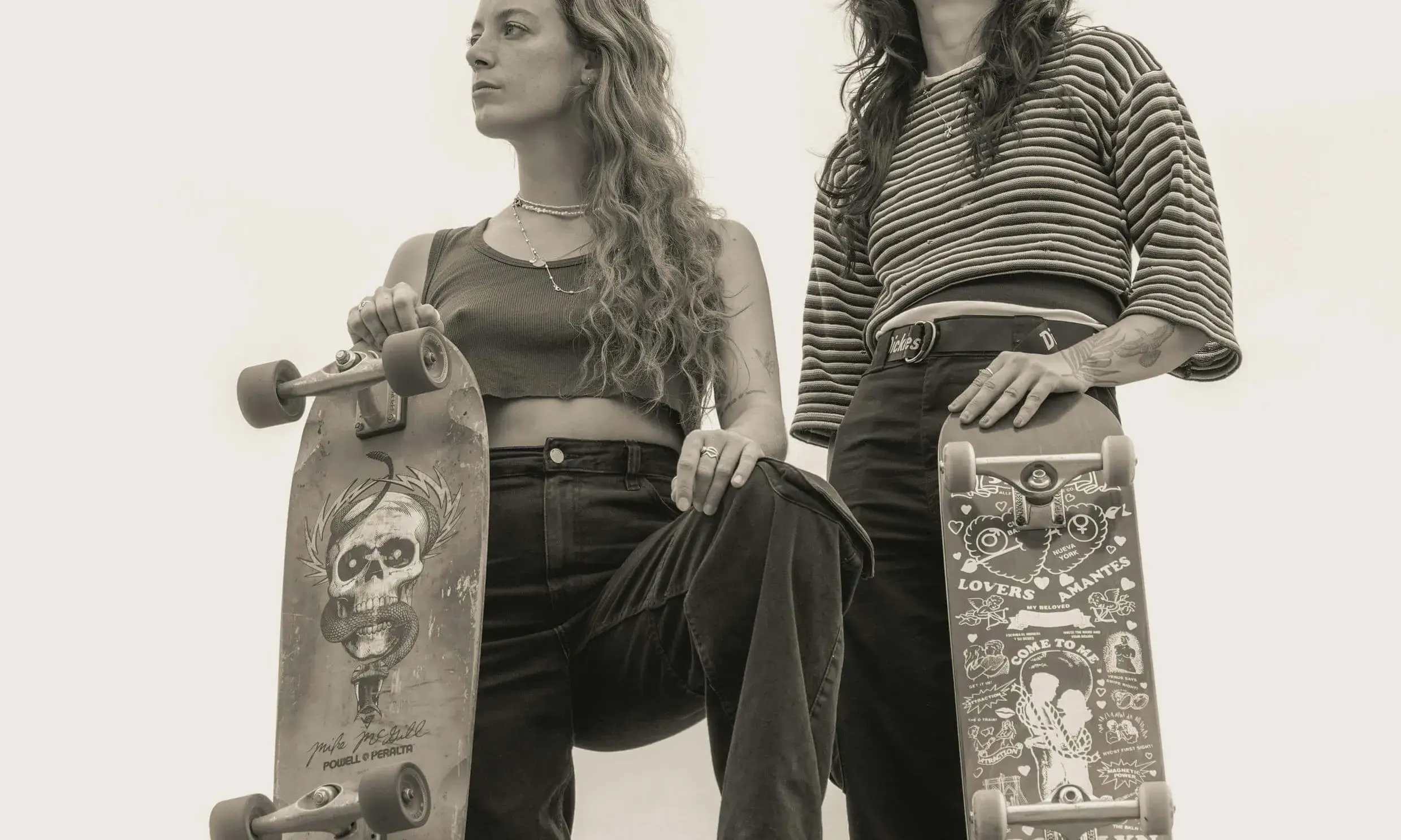 Noies skaters mirant des dalt d'una pista d'skate