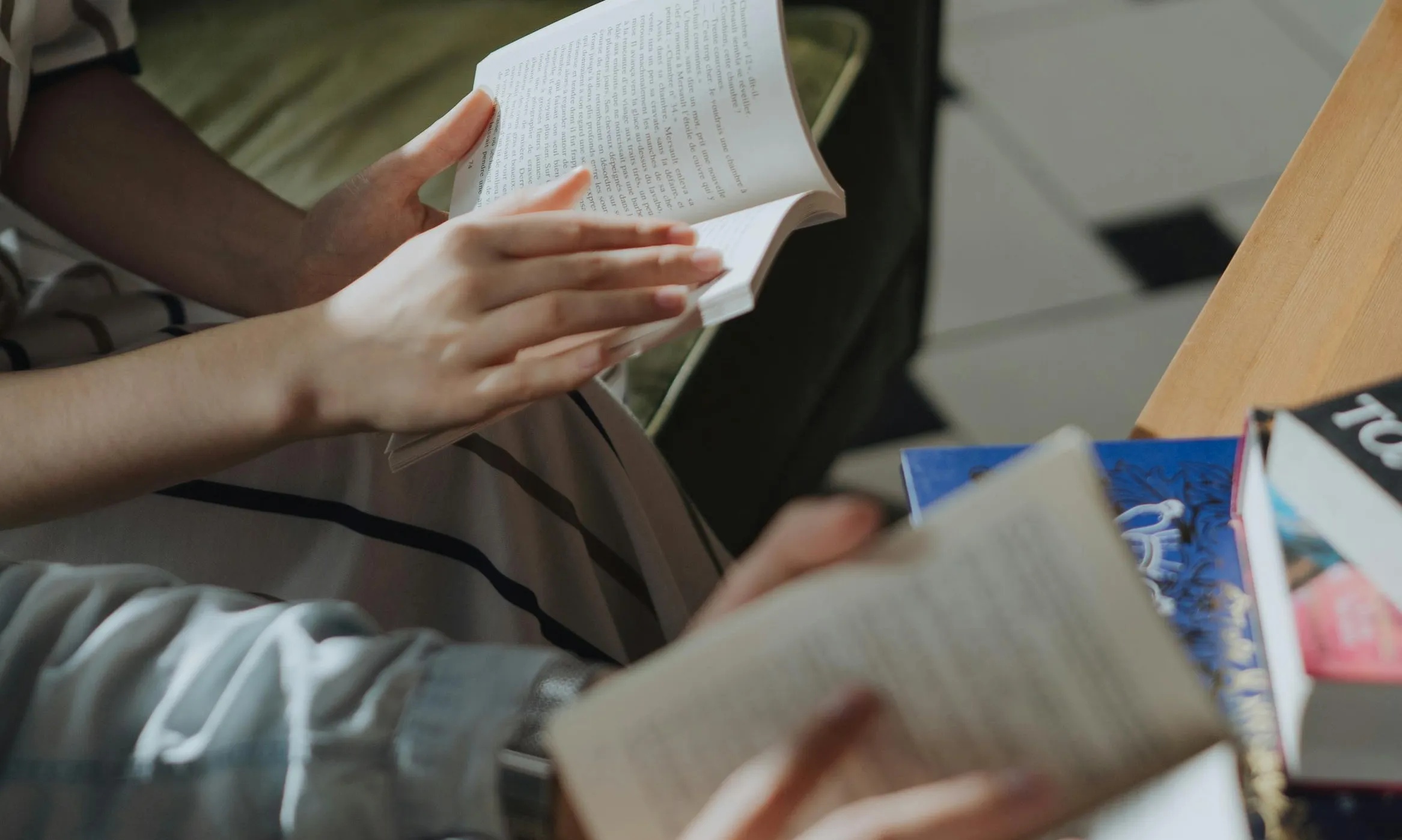 Persones llegint una llibre en un club de lectura Persones llegint una llibre en un club de lectura