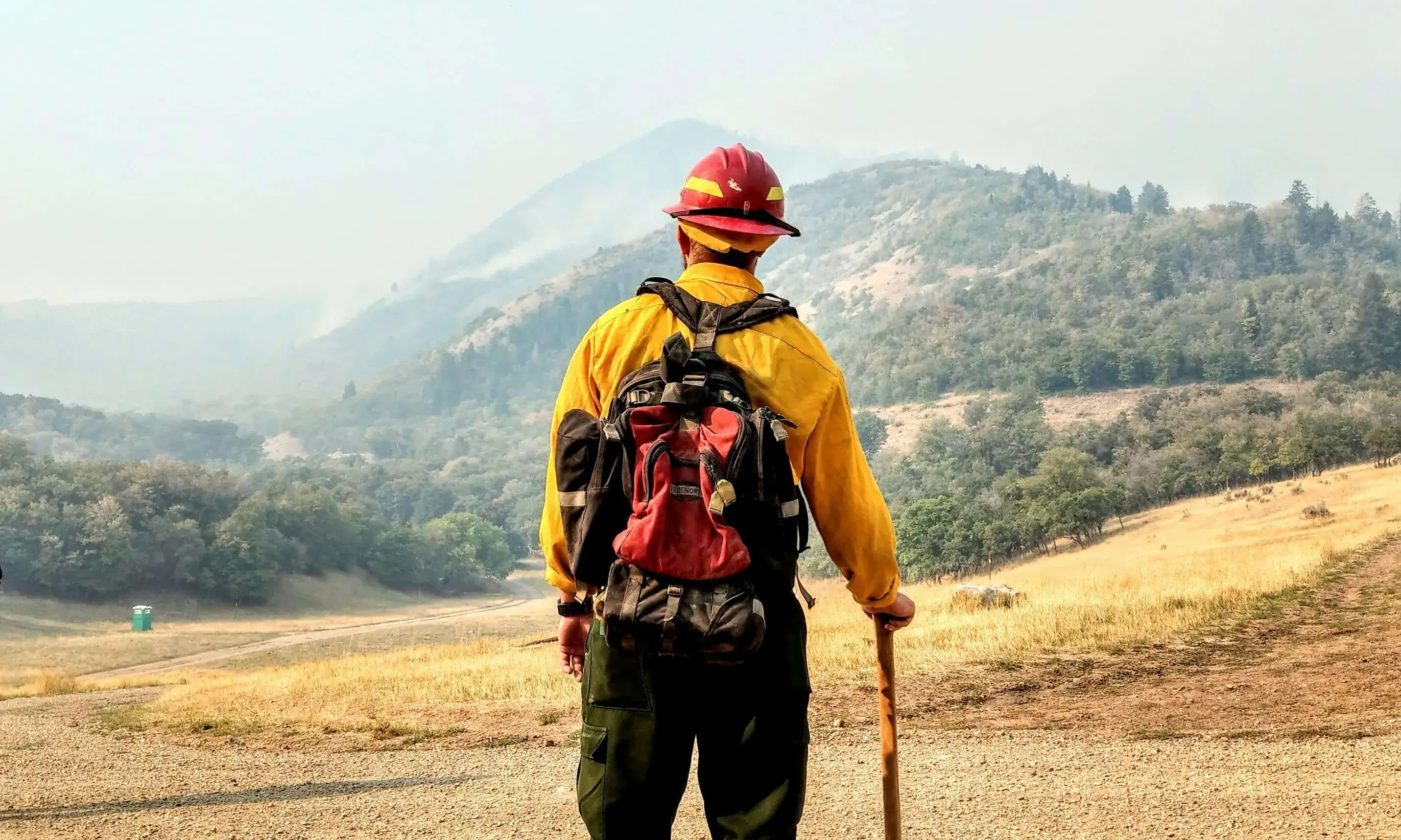 Bomber voluntari mirant un incendi des d'un camp Bomber voluntari mirant un incendi des d'un camp