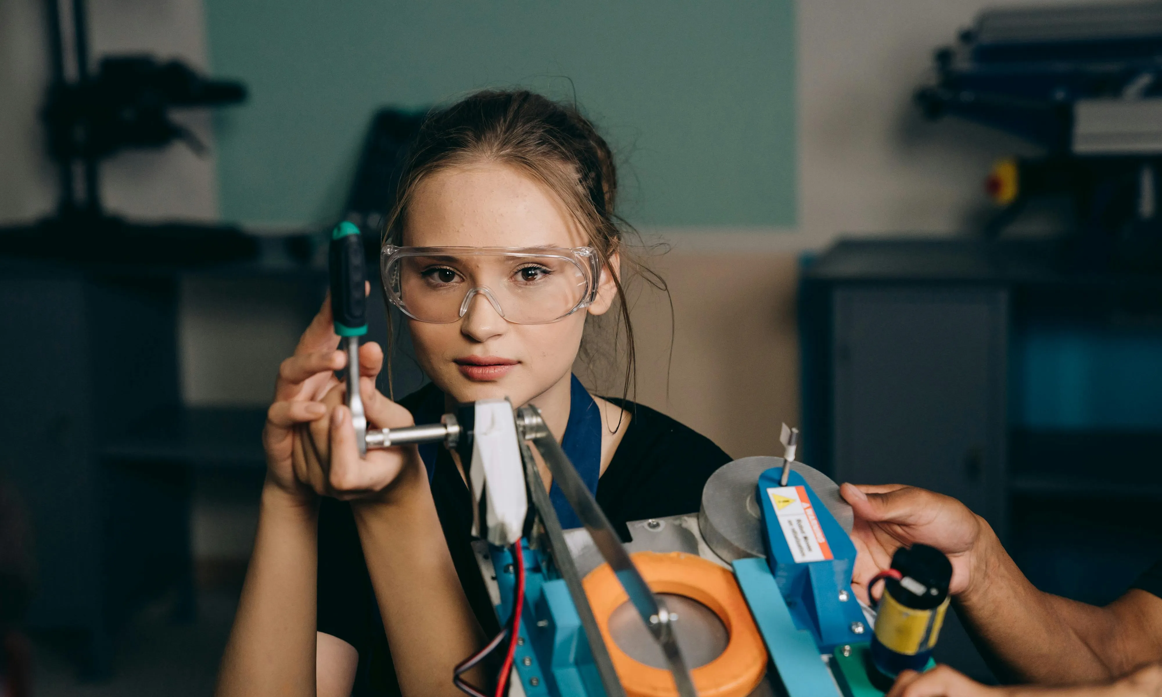 Noia aprenent un ofici