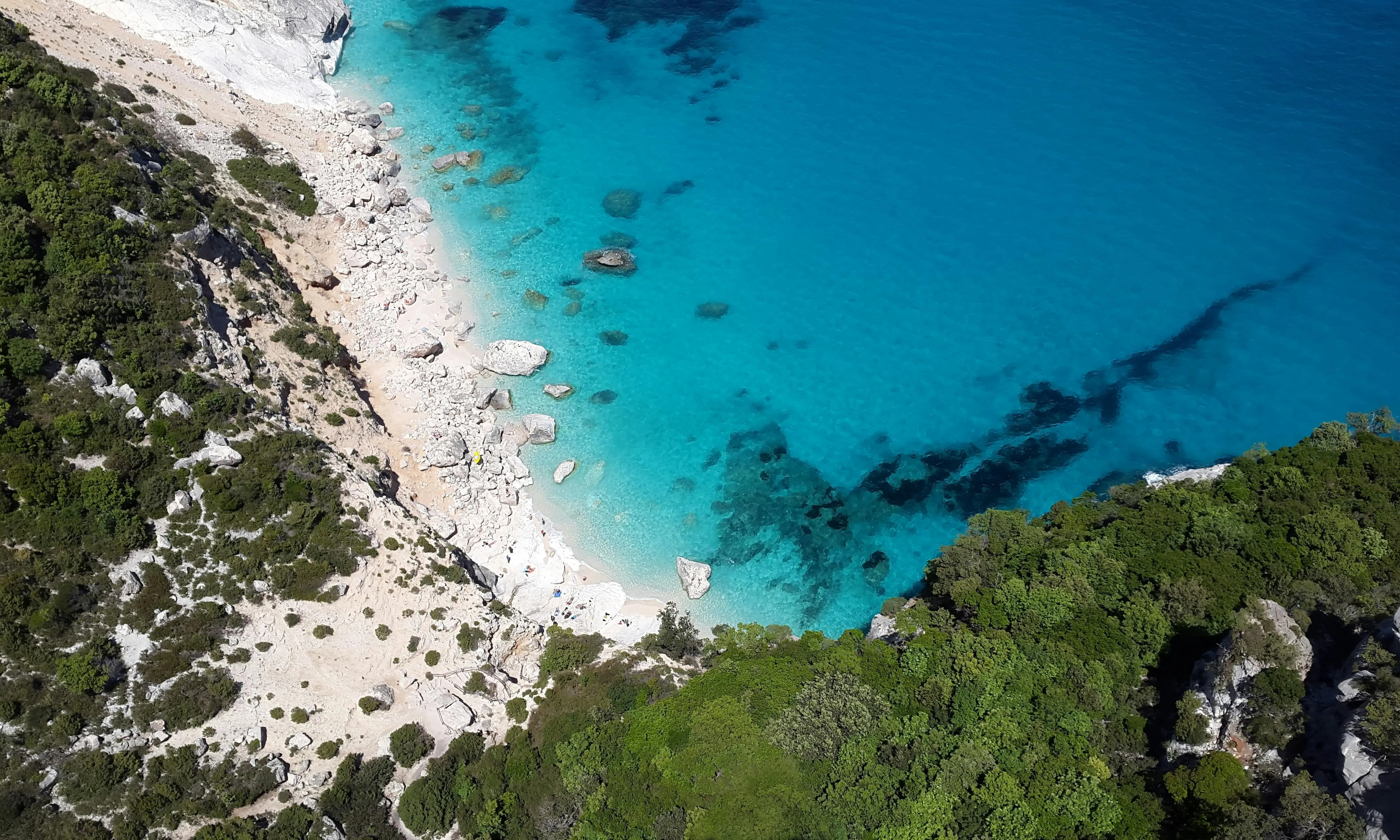 Vista des de dalt d'una cala d'una platja mediterrània