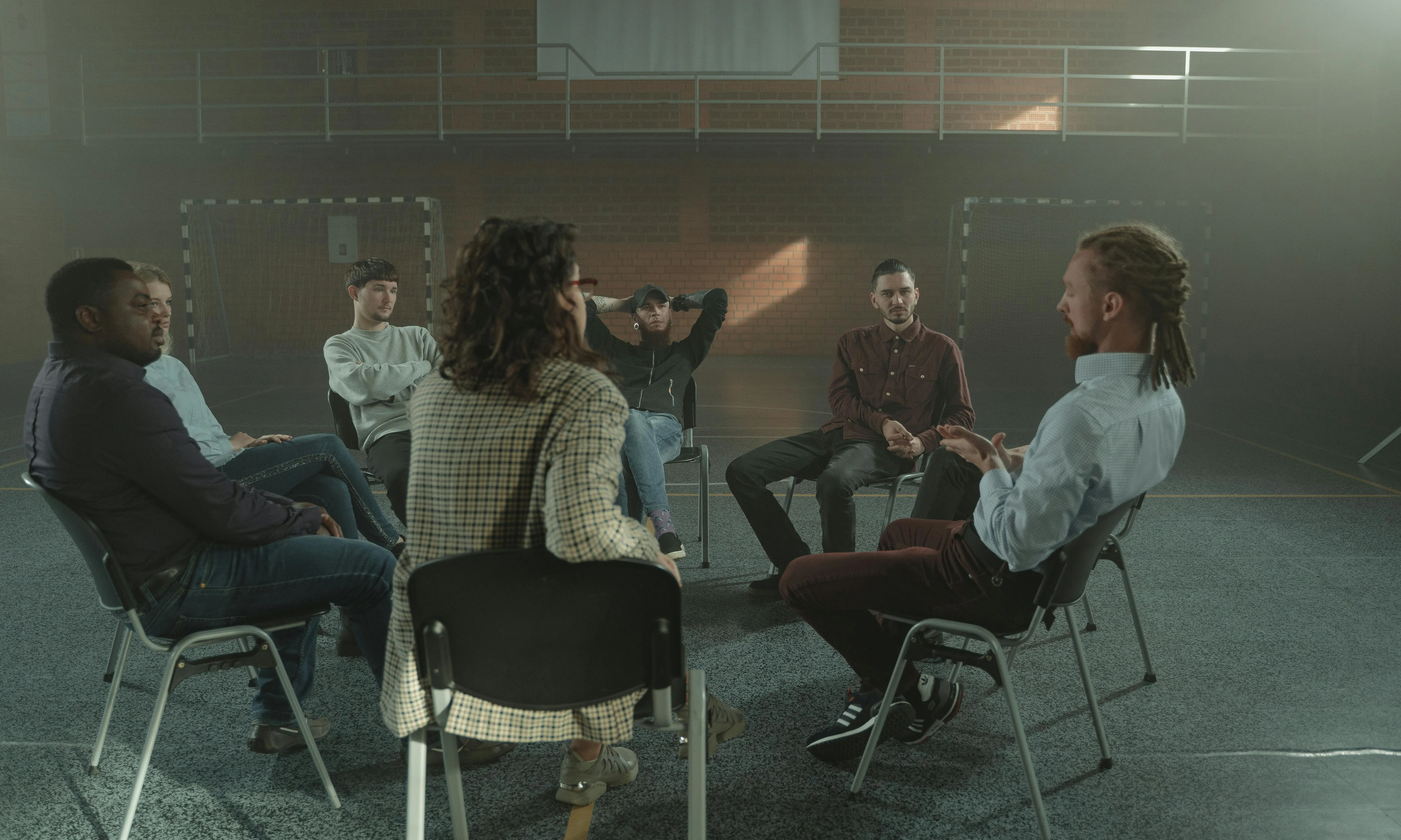 Un grup de joves es reuneix en cercle al centre de la pista.