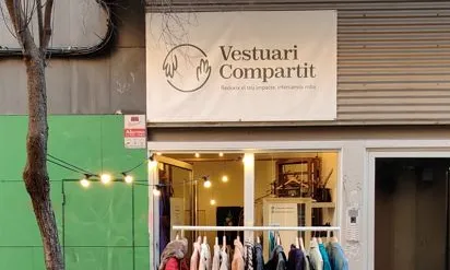 L'espai promou un consum més responsable i sostenible, en contraposició a l’hegemonia del fast fashion.