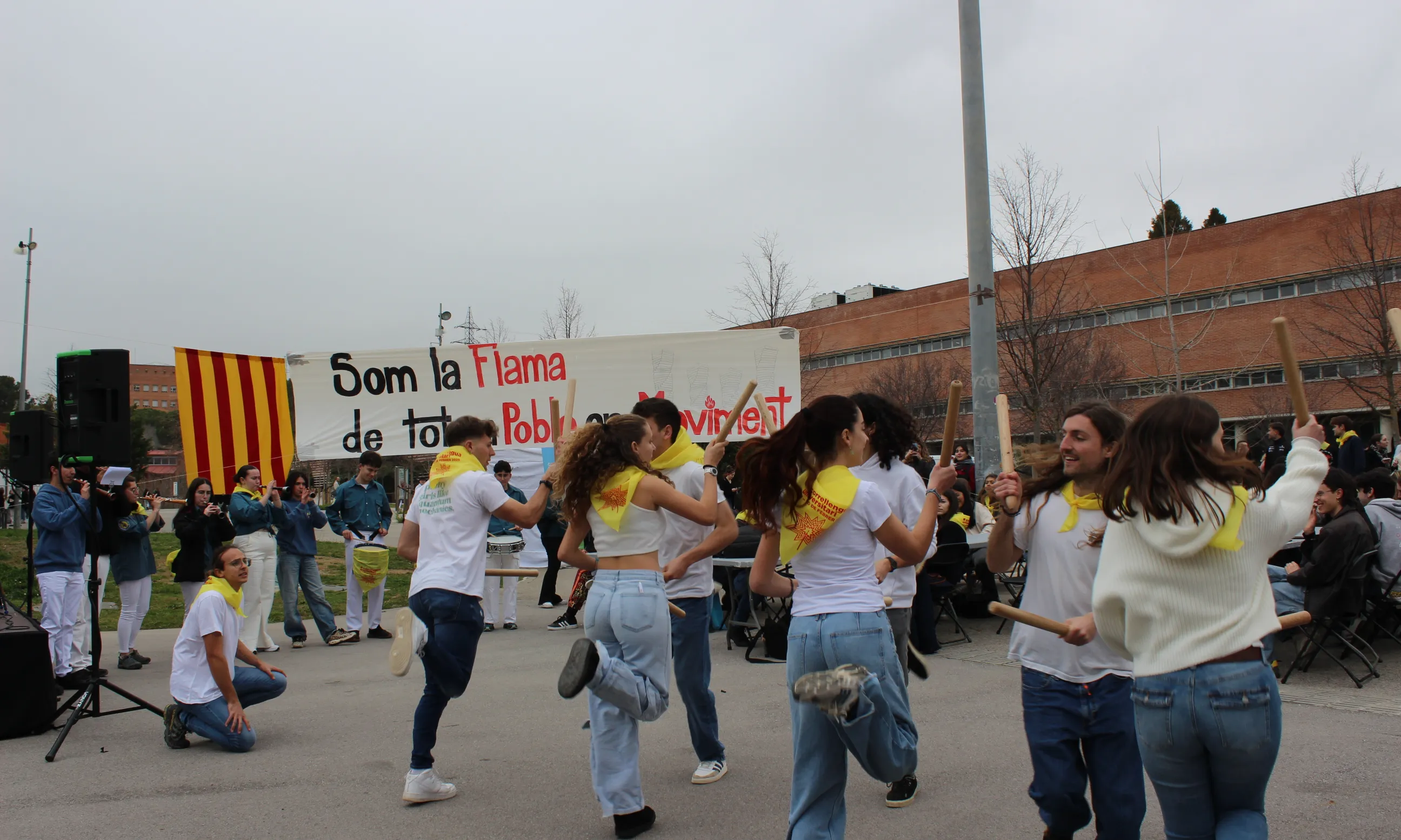 Algunes de les activitats organitzades: castellers, tallers, dinars populars, concerts i debats