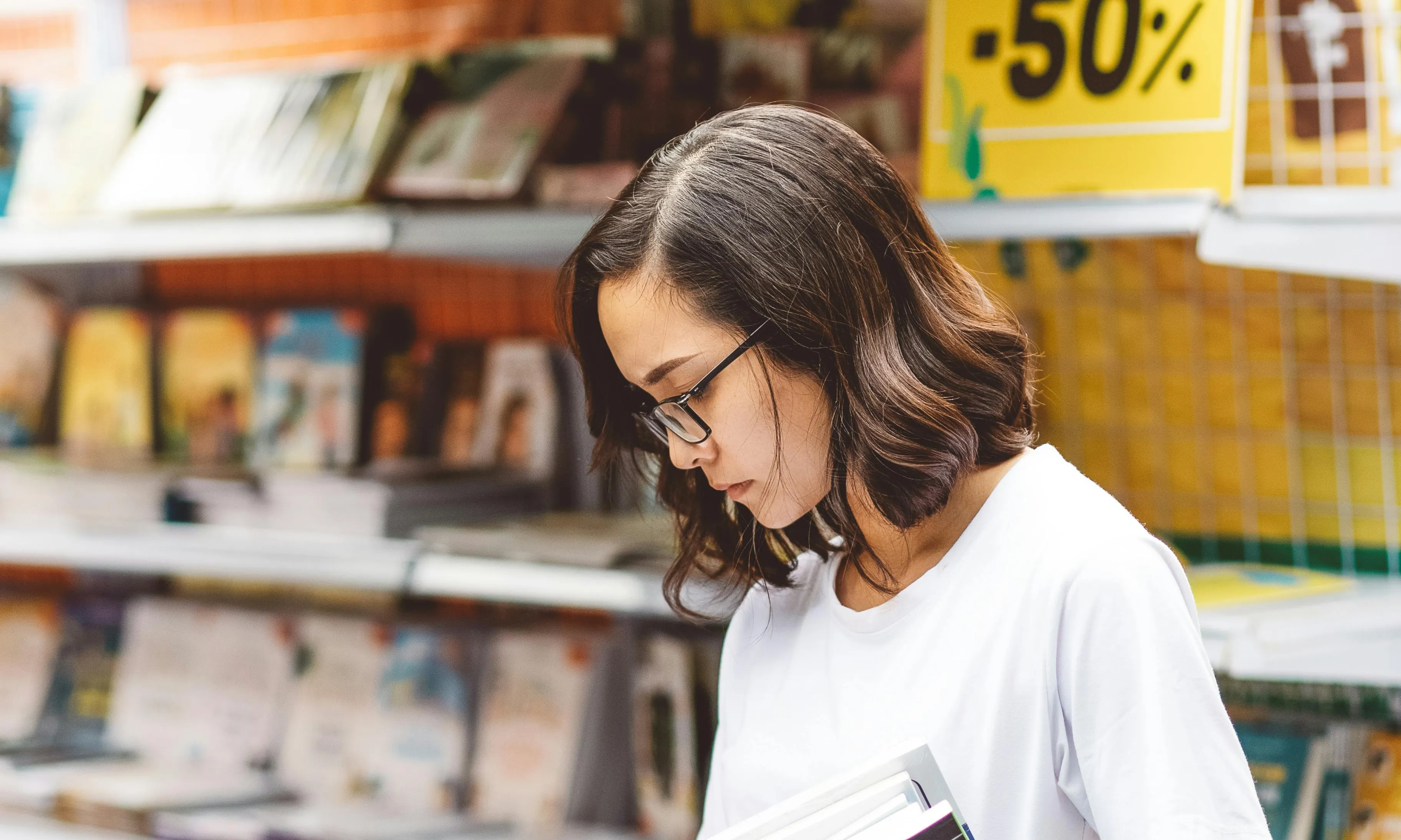 Noia passejant en una fira de llibres