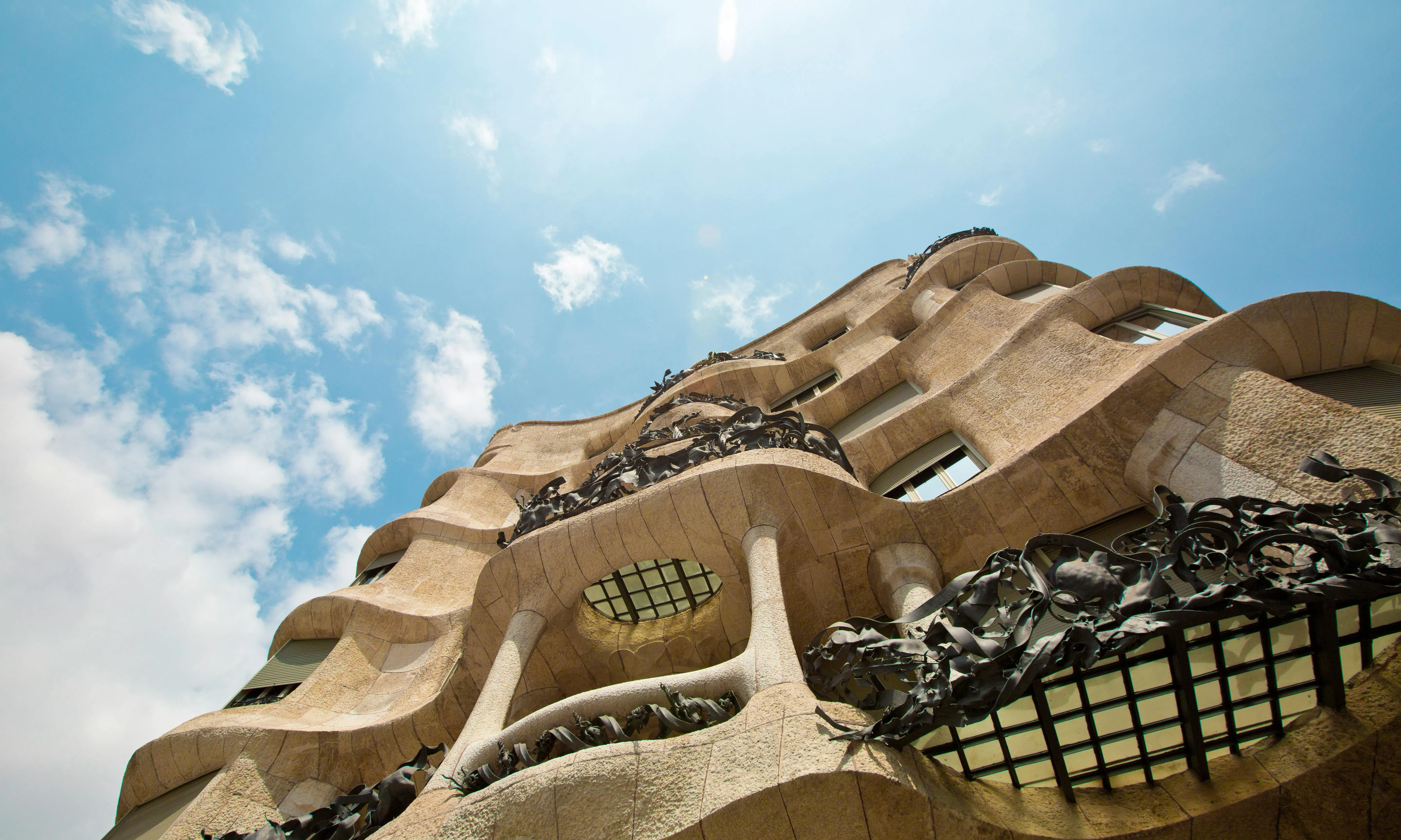Fotografia de la Pedrera des de baix