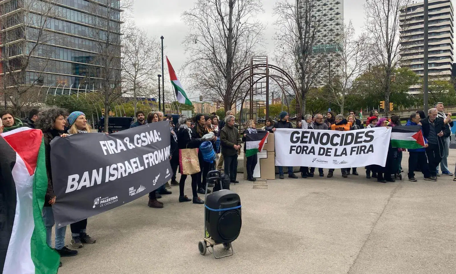 El Mobile Social Congress va començar amb una protesta davant de la Fira de Barcelona.