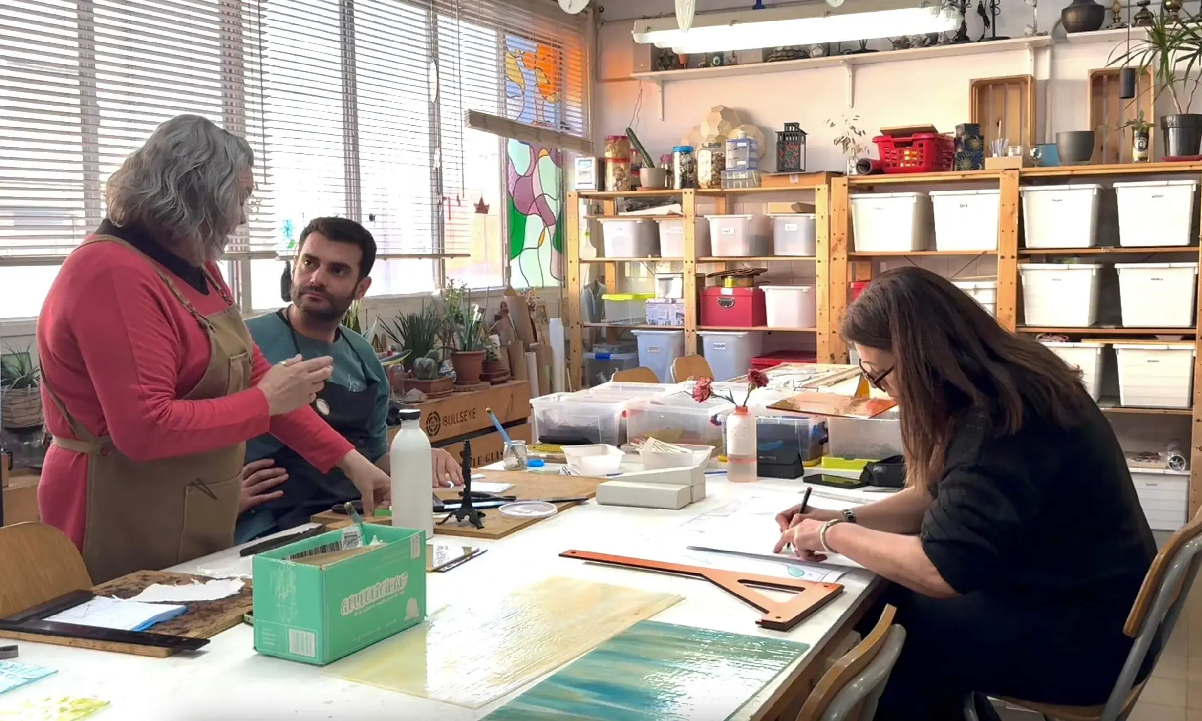 A l'Espai del Vidre la Roser Box ensenya l'art del vidre i fa petites restauracions.