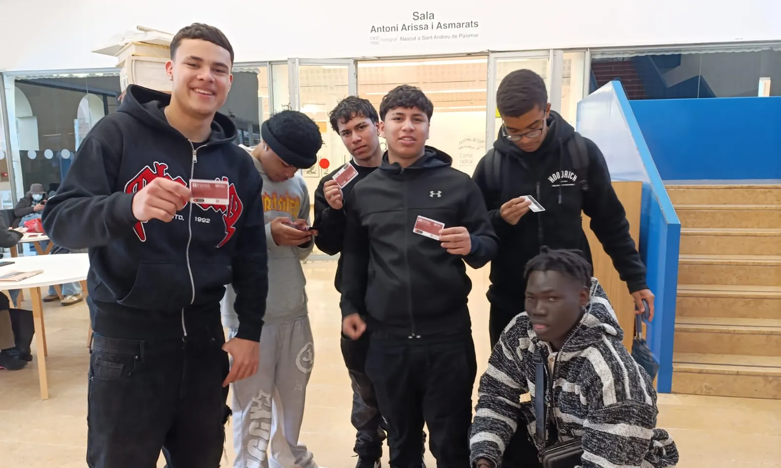 Joves estudiants de l'Escola de Segones Oportunitats amb el carnet de biblioteca