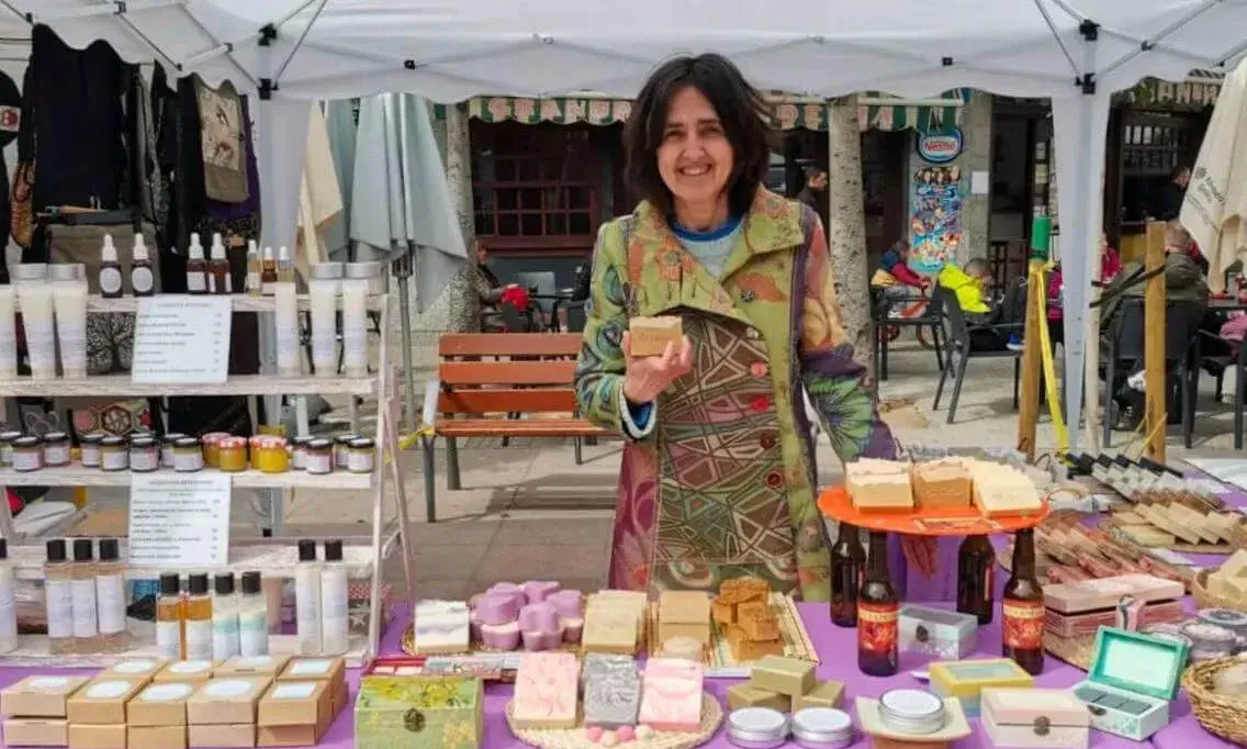 Núria Rodríguez durant un dels mercats artesans.