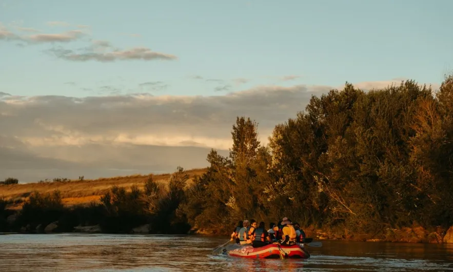 Canoa amb gent en un riu envoltat de bosc