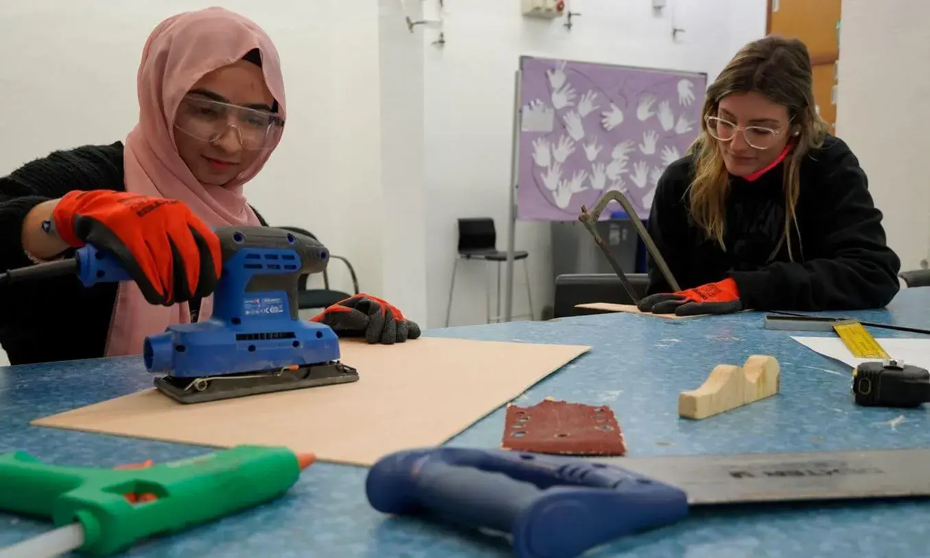 Un dels tallers del projecte 'Dones amb eines'.