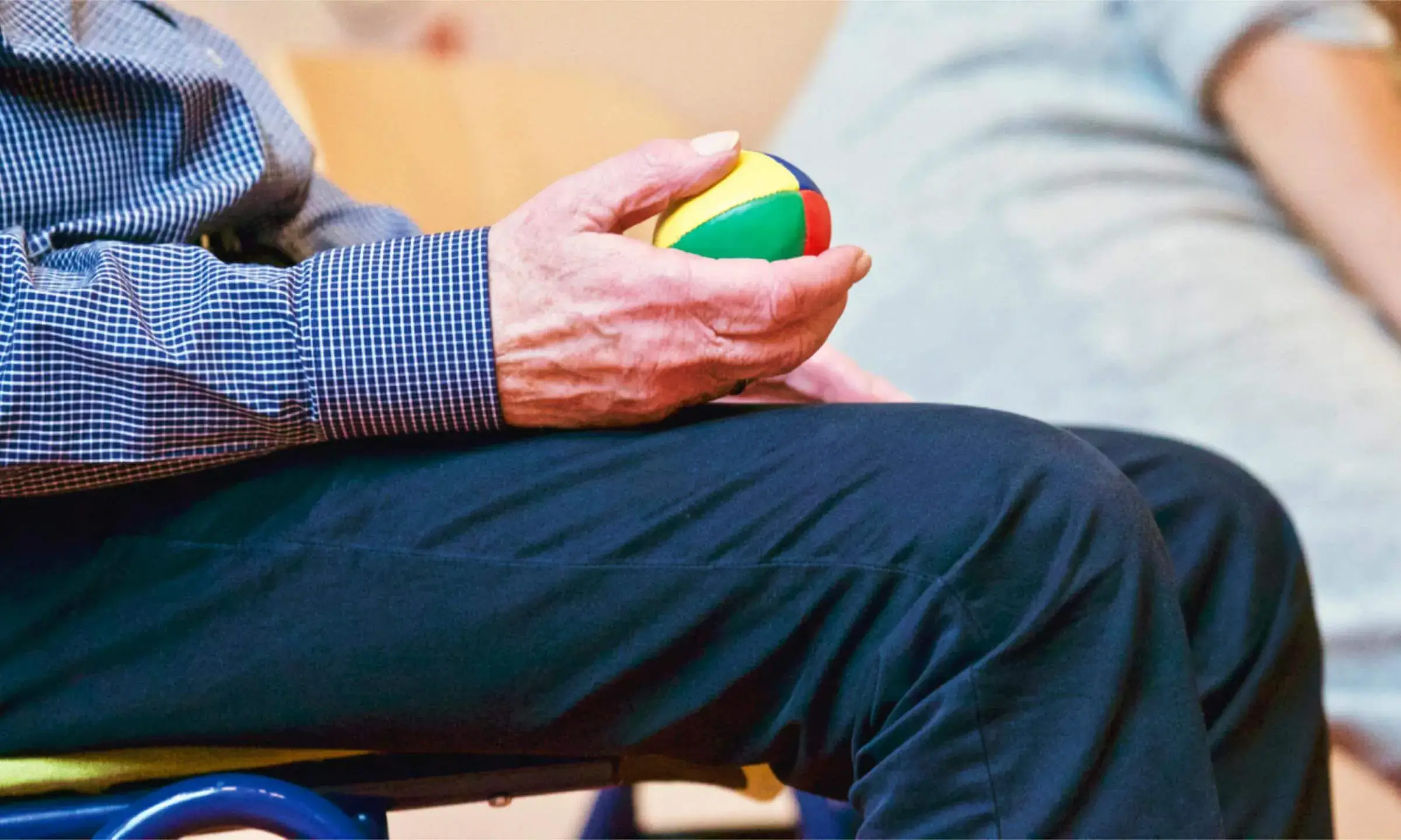 Persona gran subjectant una pilota de malabars