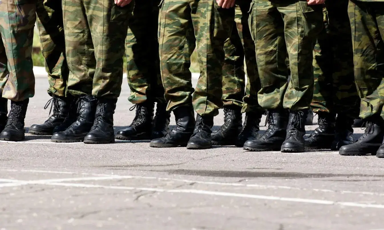 L’anàlisi critica la influència de les empreses armamentístiques de la indústria militar europea en les decisions que afecten el FED.