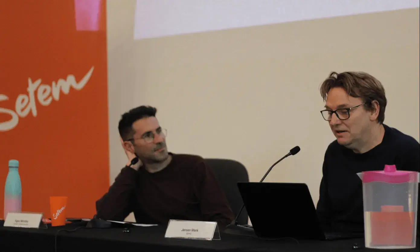 Agus Morales (esquerra) i Jeroen Merk (dreta) durant el panell.