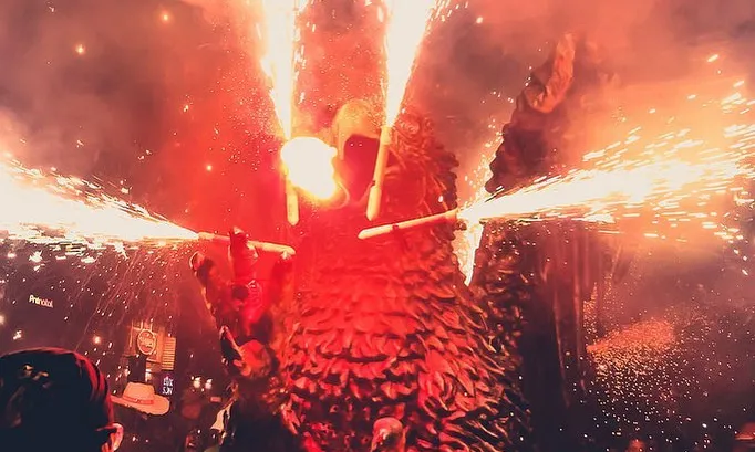 El festival reuneix cinc colles i quinze enceses en un espectacle únic al país.