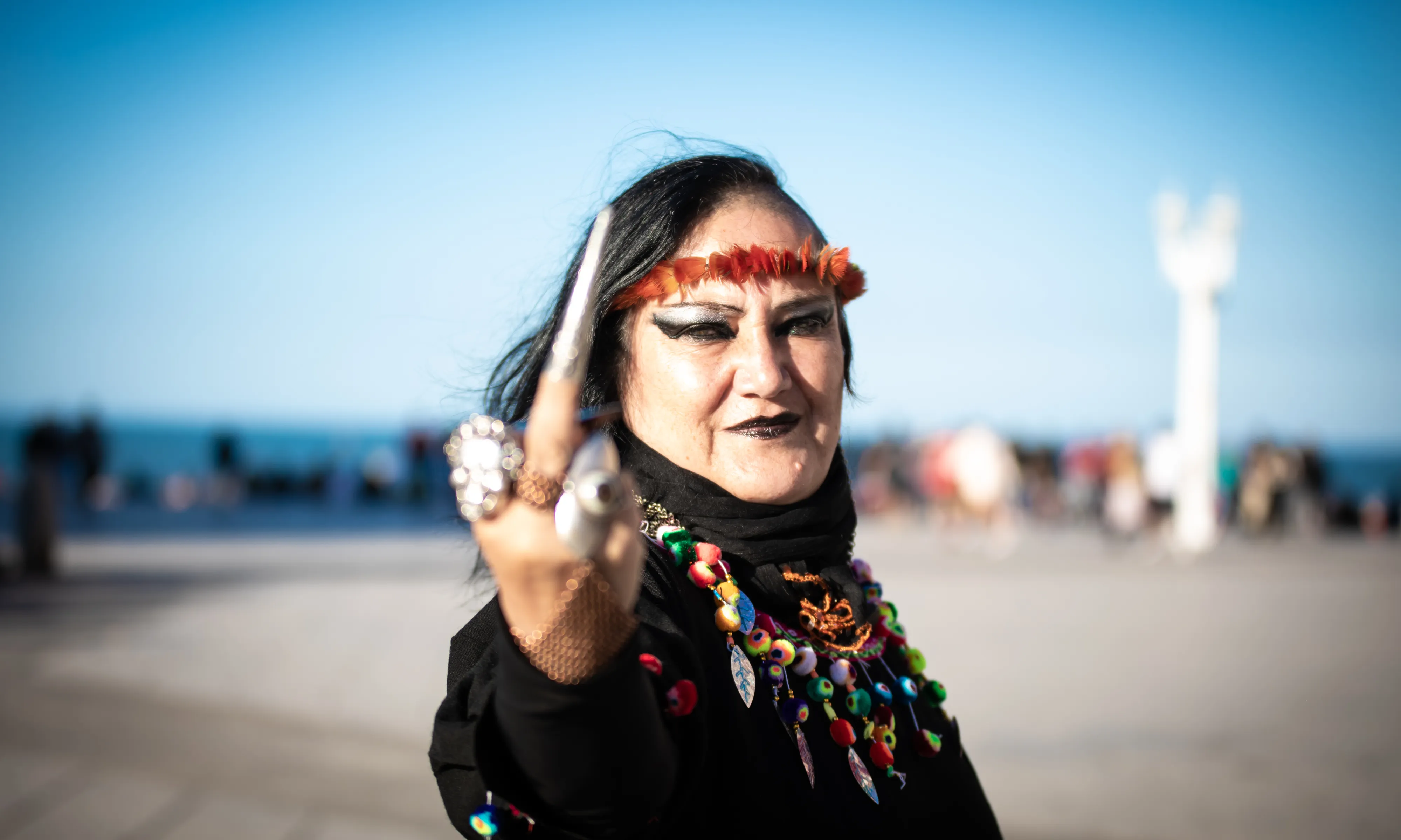 Retrat de María Galindo posant per la càmera treient el dit del mig.