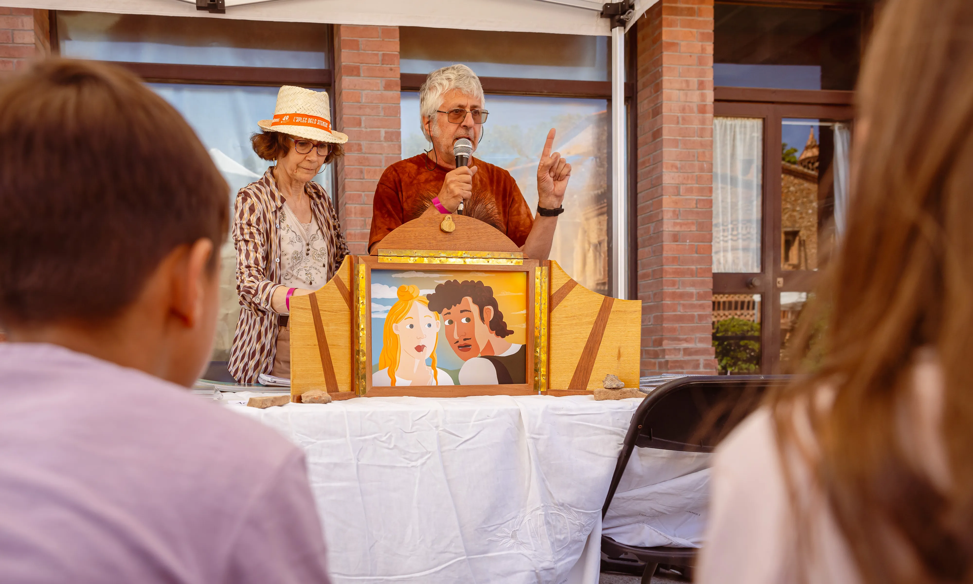 Didier Payré i Violeta Tubert explicant contes kamishiabais a l'Aplec dels Ateneus