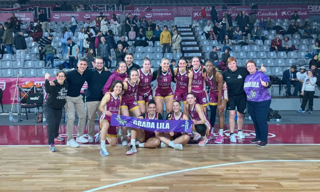 Les jugadores del Robles Lleida van rebre el suport de la 'Grada Lila'.
