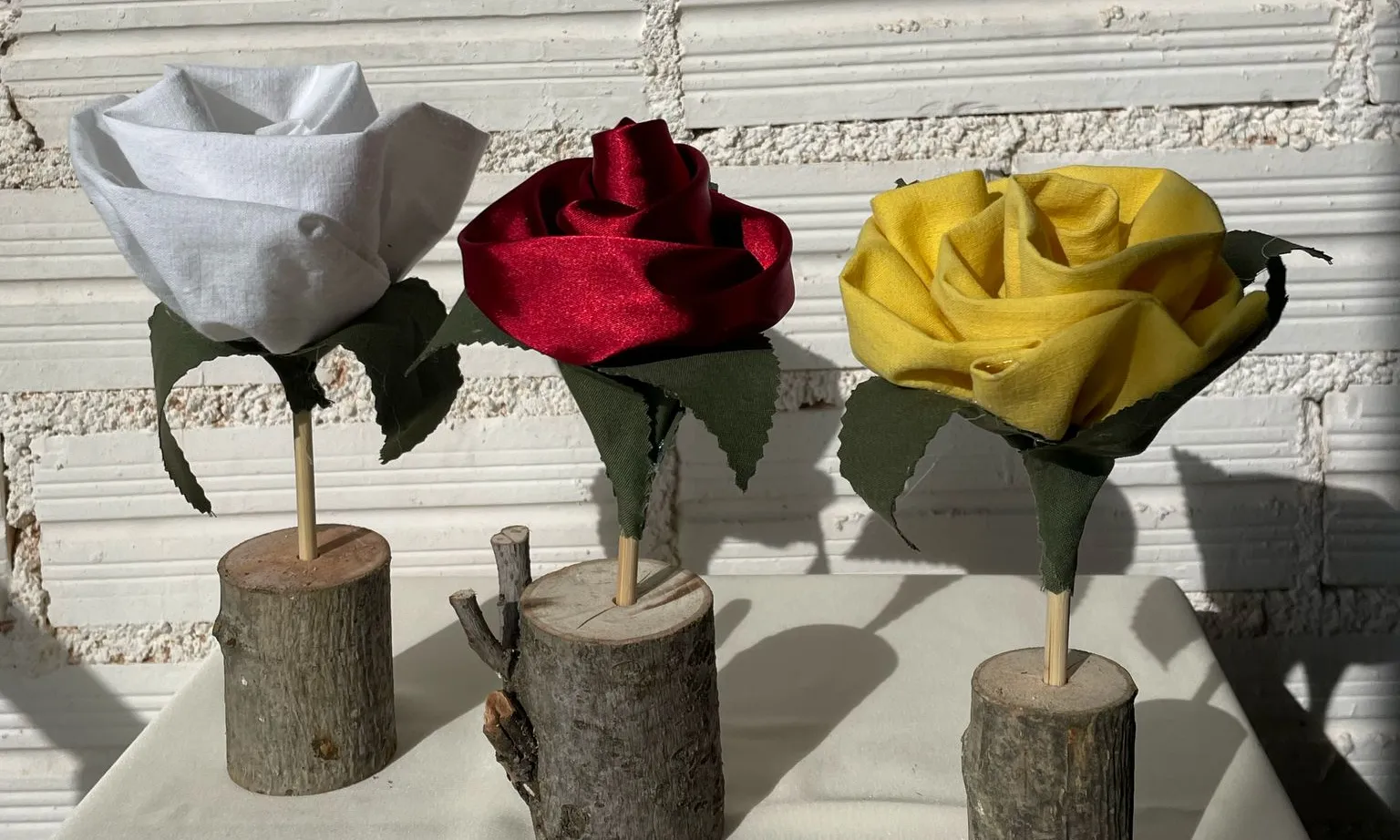Les roses de tela de l'Associació Tapís estan elaborades a partir de roba de segona mà i es vendran el dia de Sant Jordi.