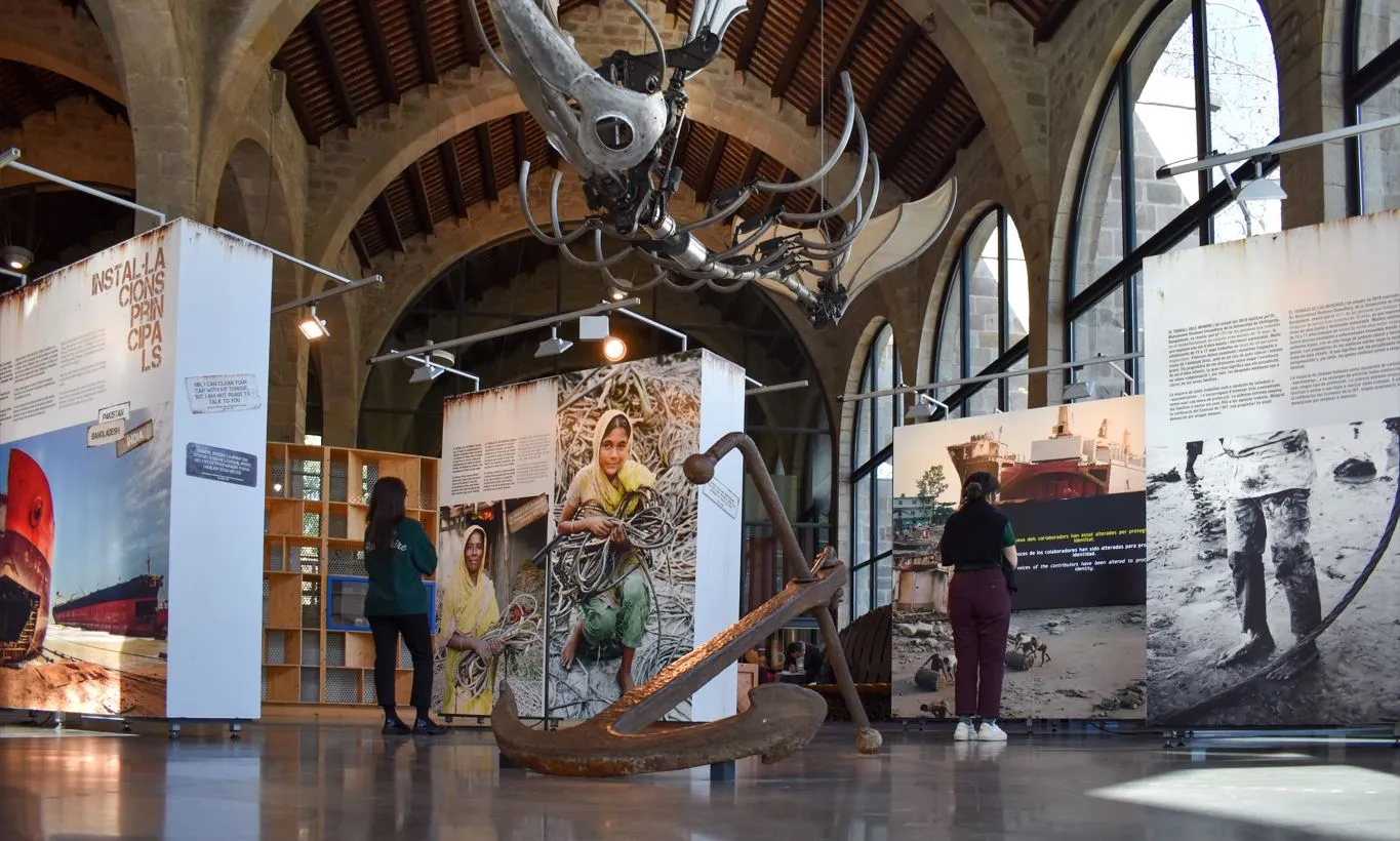 Interior de l'exposició 'Trencant vaixells, trencant vides'
