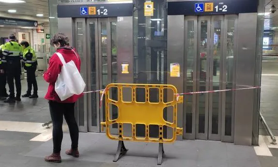 Ascensors tancats a l'estació de Rodalies de Plaça Catalunya (Barcelona)