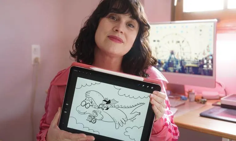 L'artista Lyona amb el dibuix de Sant Jordi que ha dissenyat per al Sant Jordi Divers d'ECOM