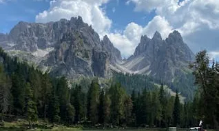 Paisatge d'un parc natural amb camp i muntanyes al fons