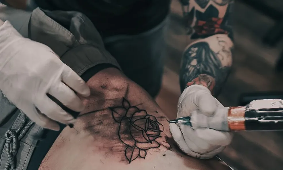 Ideada braç a braç amb Black Ship Tatoo BCN, la campanya vol recaptar donatius a través de tatuatges solidaris.
