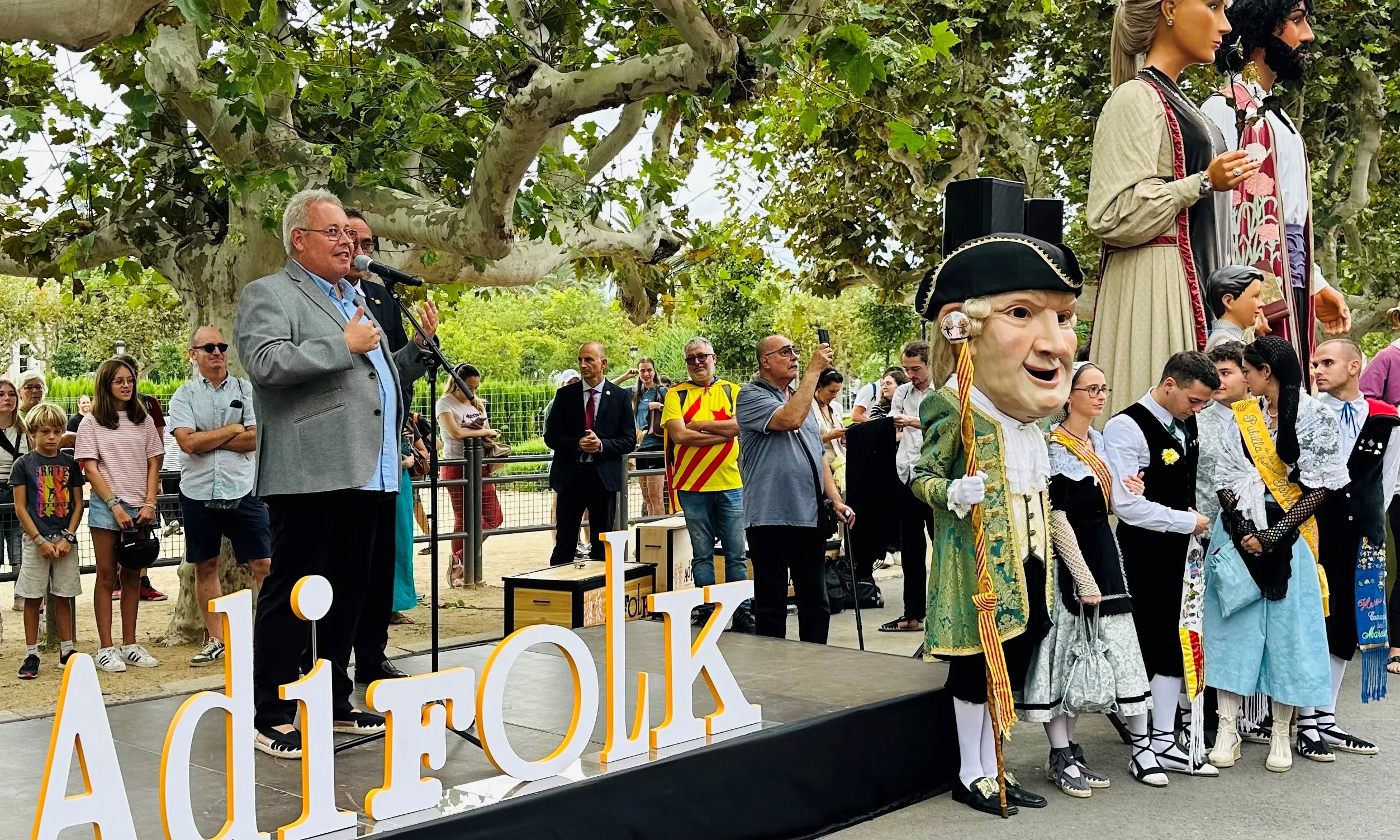 Celebració cultural amb gegants.