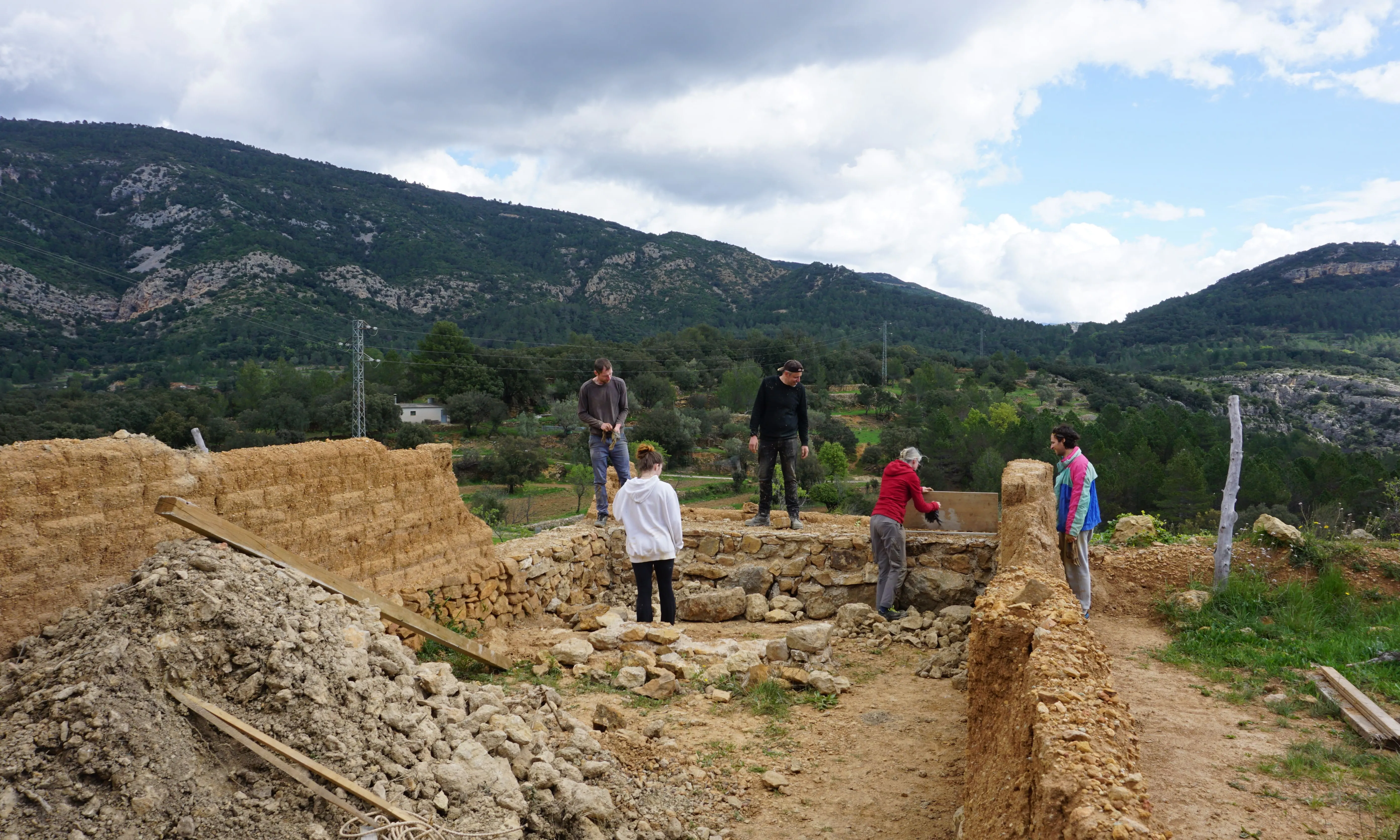 Imatges d'un dels camps de voluntariat que ofereix SCI Catalunya