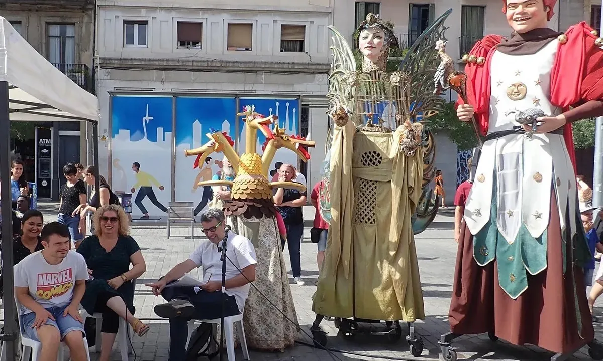 El drac Trix, la primera bèstia infantil inclusiva de Barcelona, i els gegants adaptats Nomag i l’Ocellaire de l’Eixample