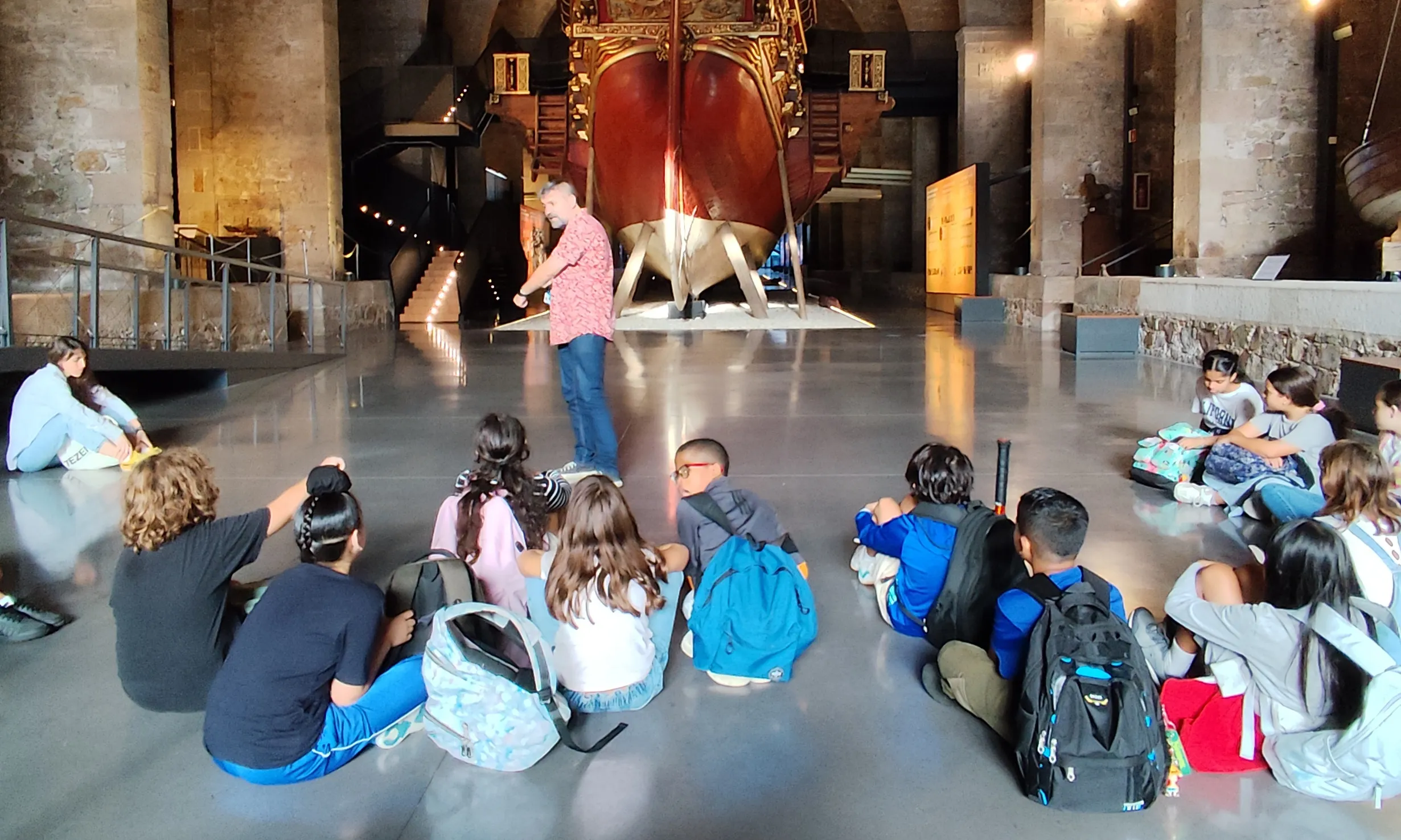 Algunes de les alumnes participants a l''Apadrina el teu equipament' al Museu Marítim de Barcelona