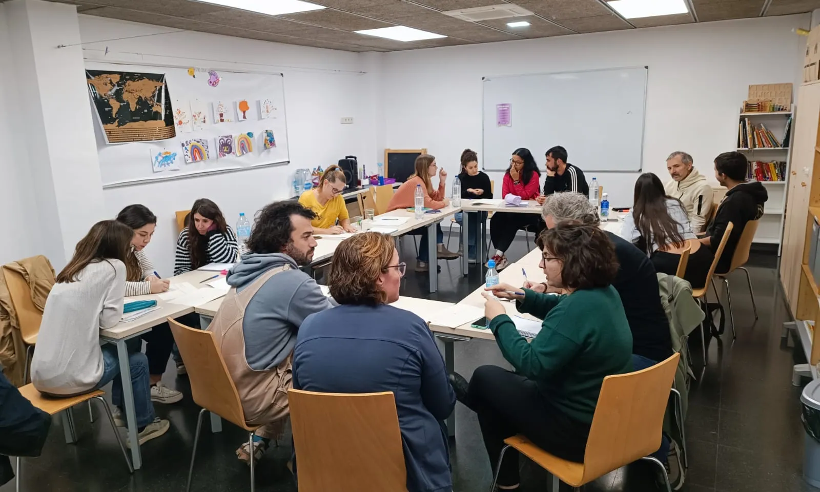 Una de les reunions de la Comissió d'Abandonament Escolar Prematur del Raval.