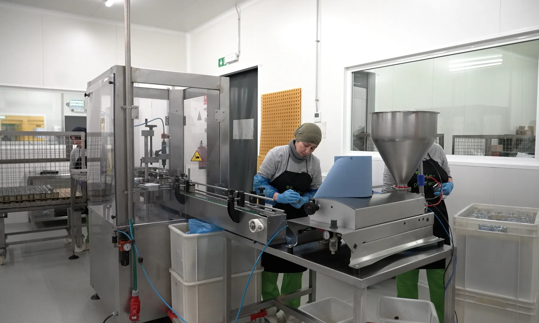 Una sala de màquines en una fàbrica de productes alimentaris amb una persona treballant.