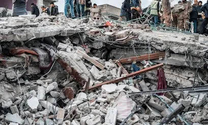 Restes d'un edifici després d'un desastre natural