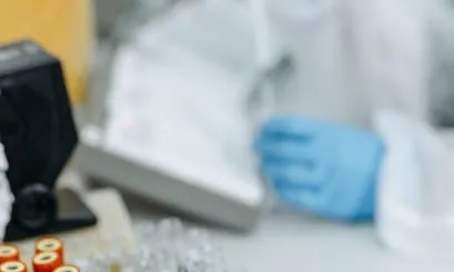 Persona en un laboratori amb provetes i material de recerca