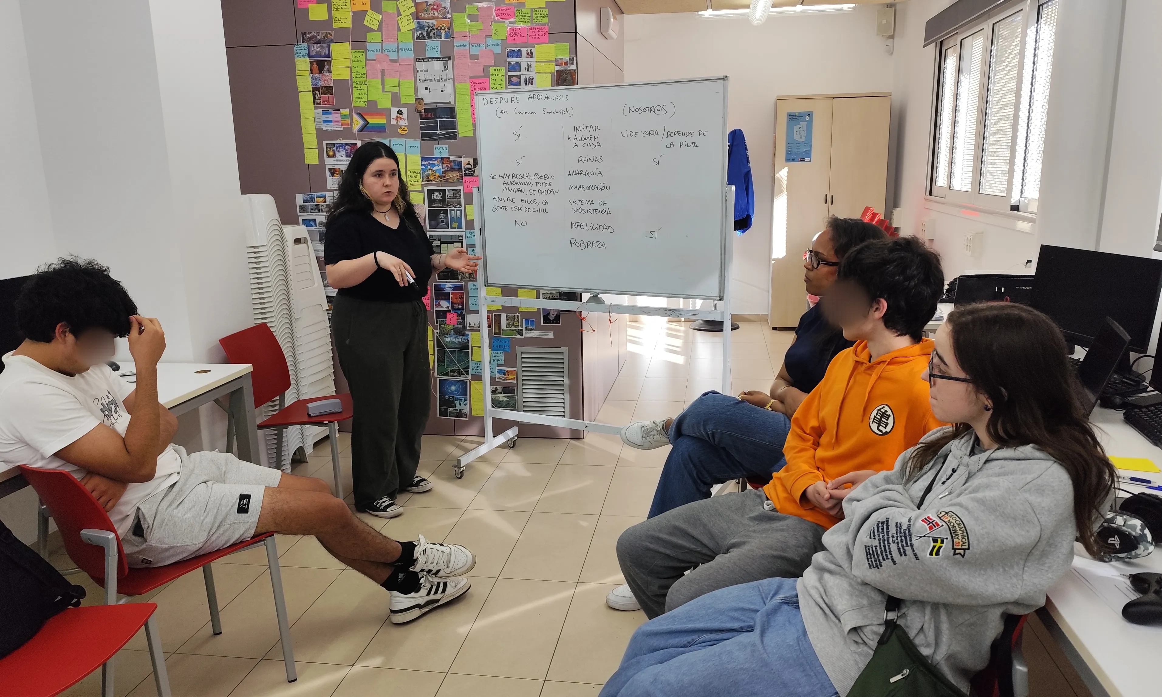 Play Utopia proposa imaginar futurs possibles i debatre'ls amb els joves del barri de la Mina