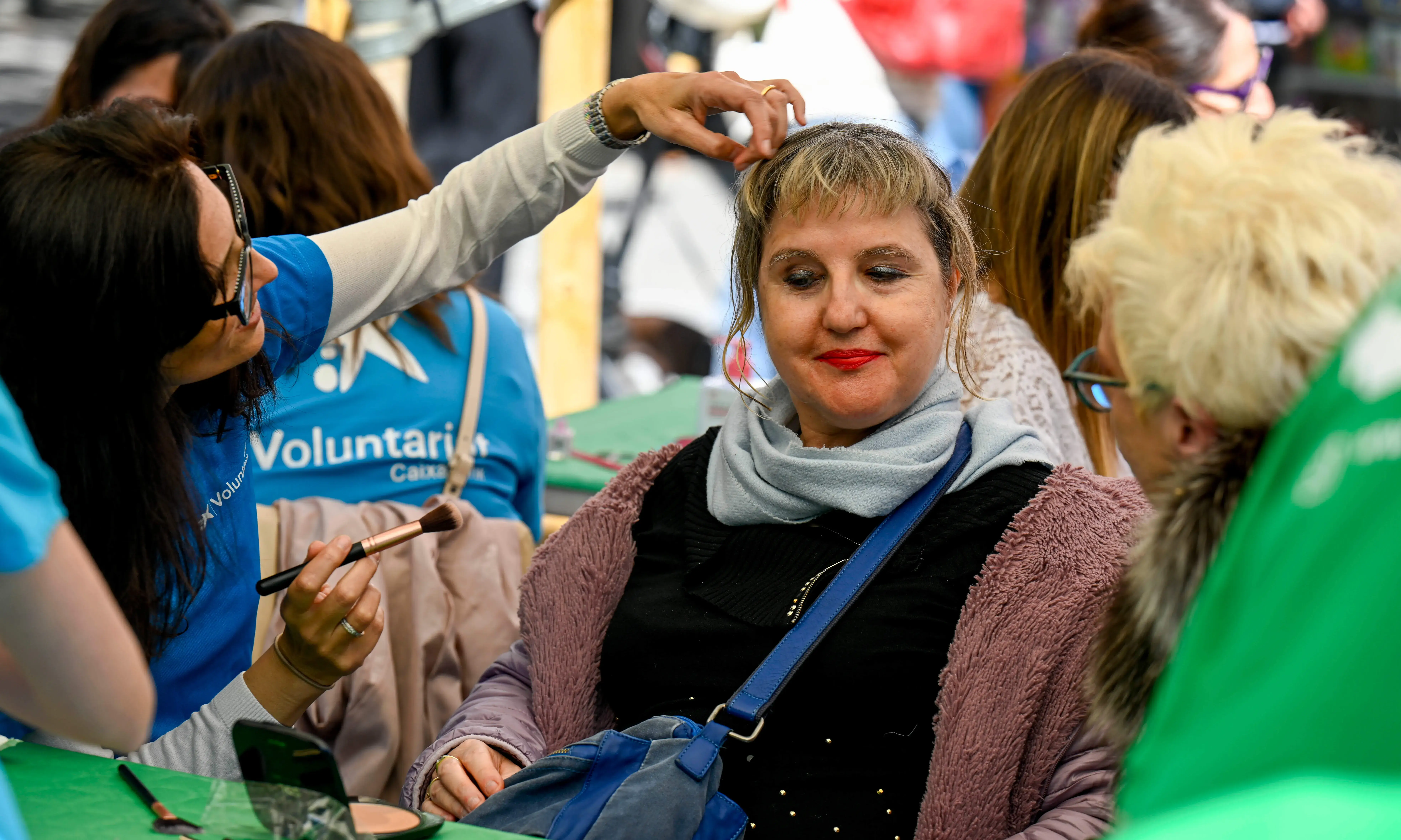 Persones participant en el taller de maquillatge