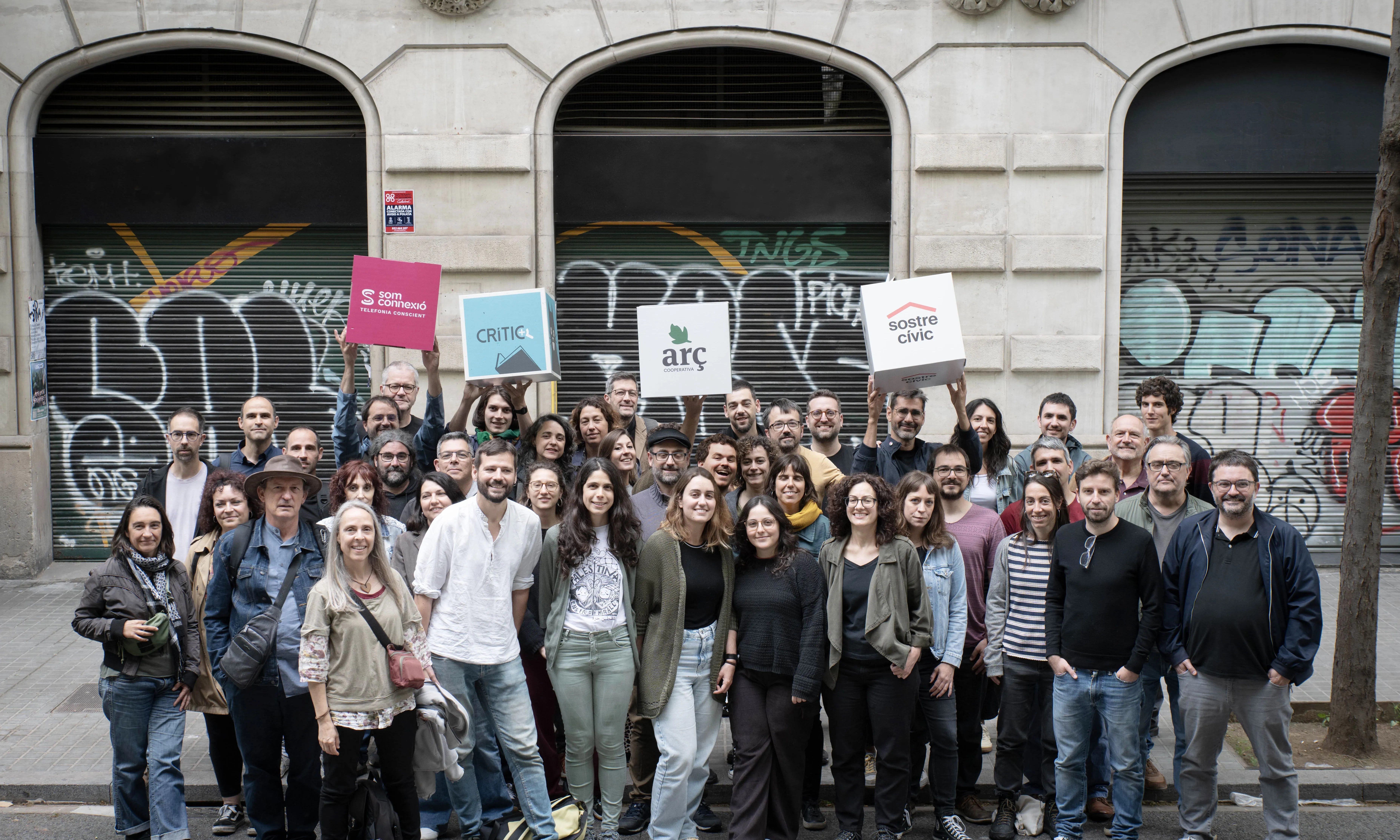 Les membres de les quatre cooperatives celebrant el seu acord de col·laboració.