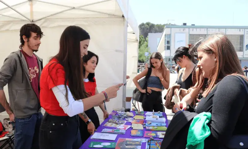 Des del programa de Salut Comunitària de la FAS s'organitzen diferents accions de sensibilització com el Xiringu, el punt d'informació al campus.