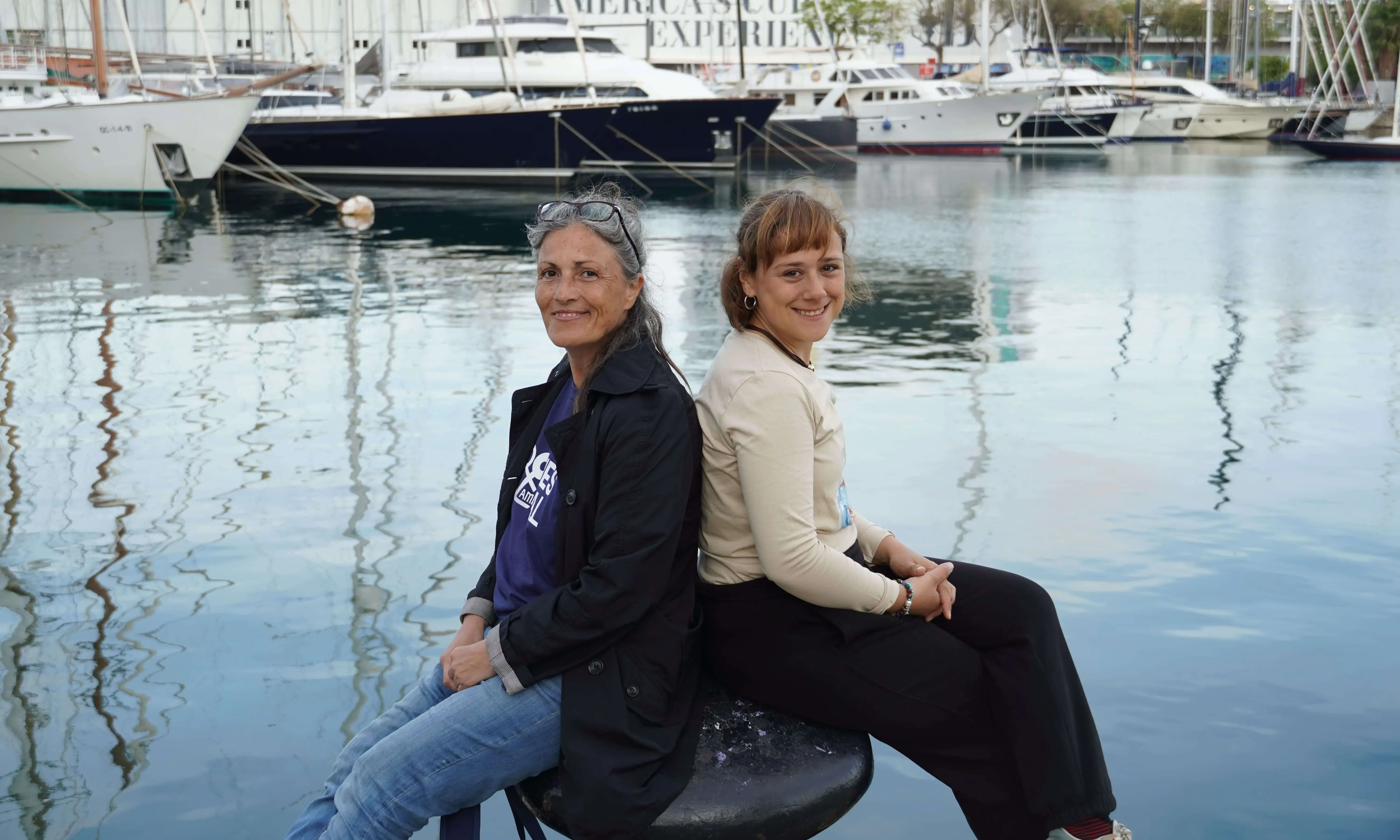 A l'esquerra, Esther Zamora, i, a la dreta, Andrea Comaposada, durant l'entrevista al Port Vell de Barcelona. 