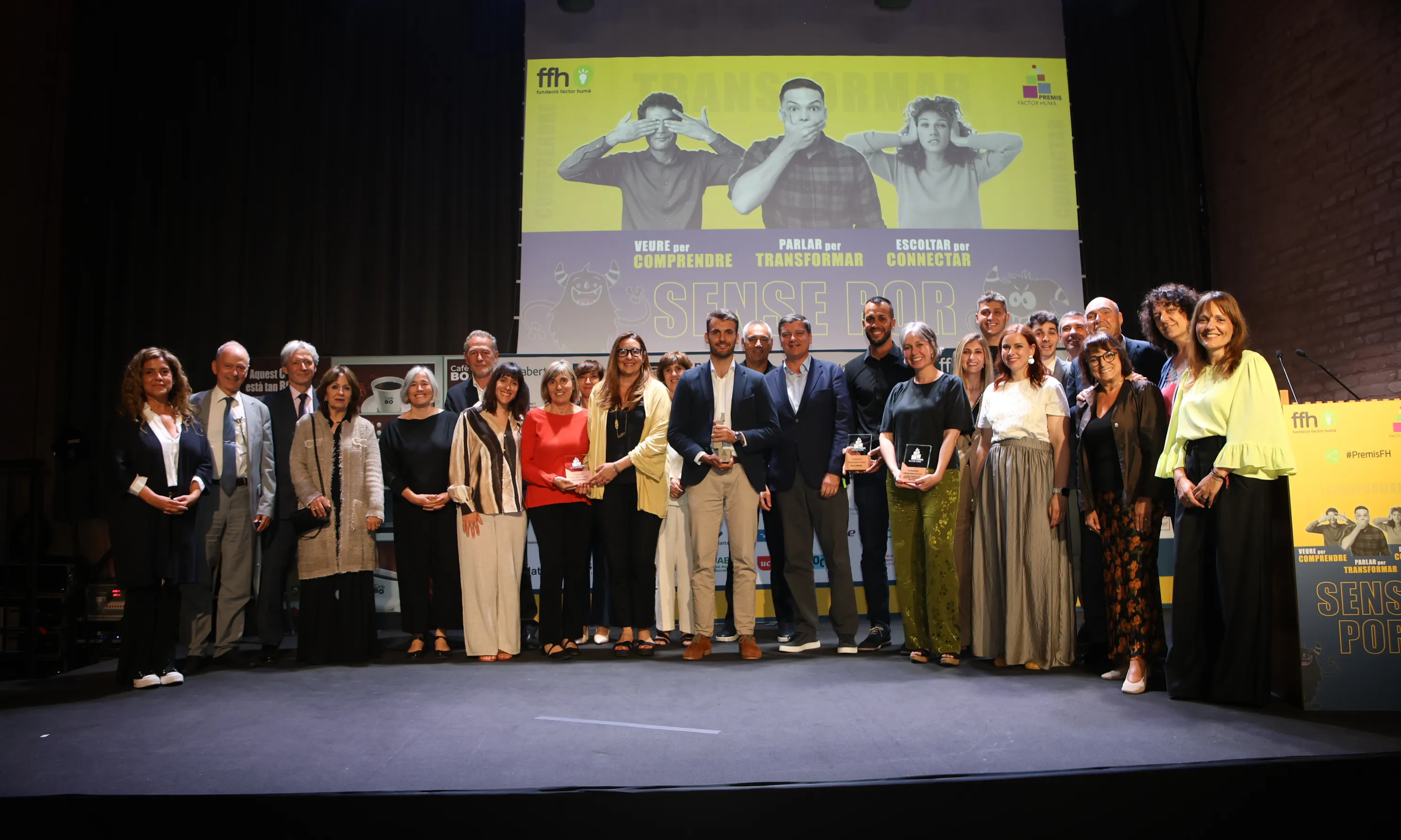 Foto de família de les premiades a l'edició 2025 dels Premis Factor Humà.