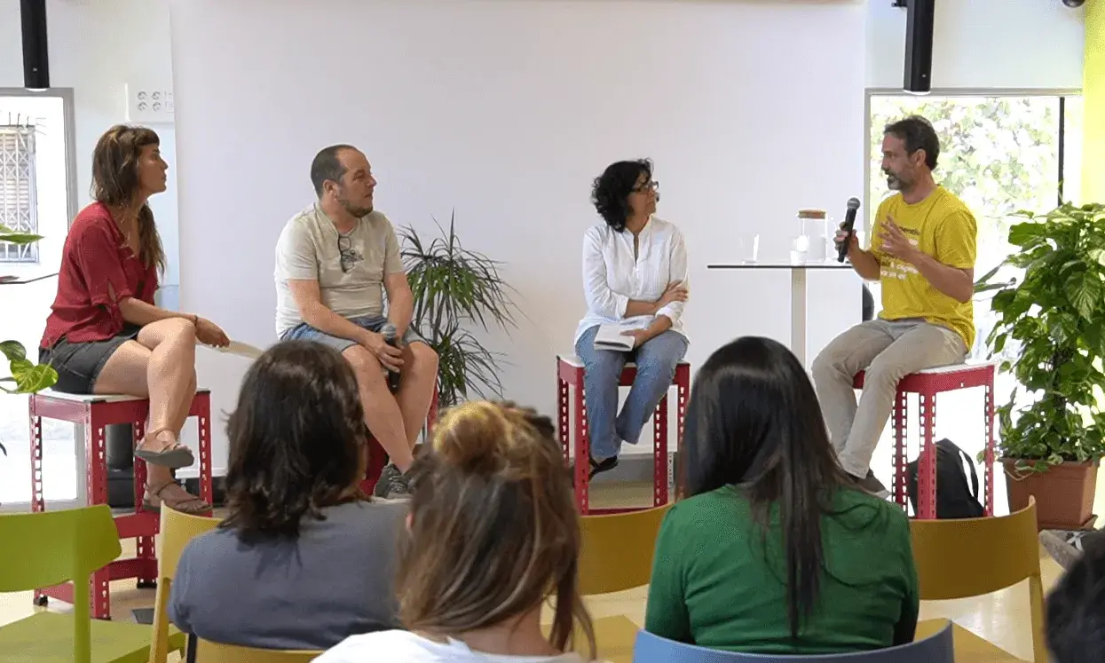 Imatge de la segona taula rodona de la jornada amb, en ordre, Mireia Bosch, David Fernández, Charo Moran i Ricard Jornet.