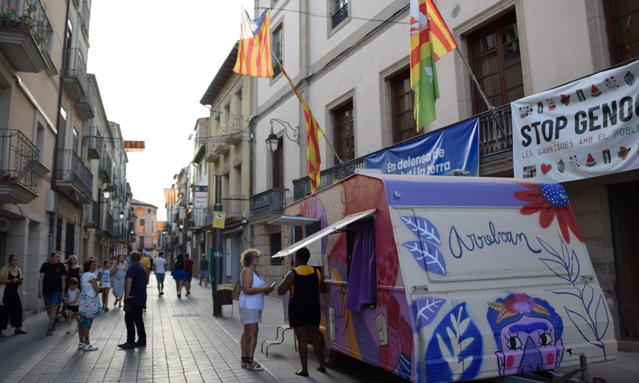 La Llamborda és una associació transfeminista que treballa a les Terres de Ponent i s’enfoca en la prevenció i l’abordatge de les violències masclistes i LGTBIQ+-fòbiques.