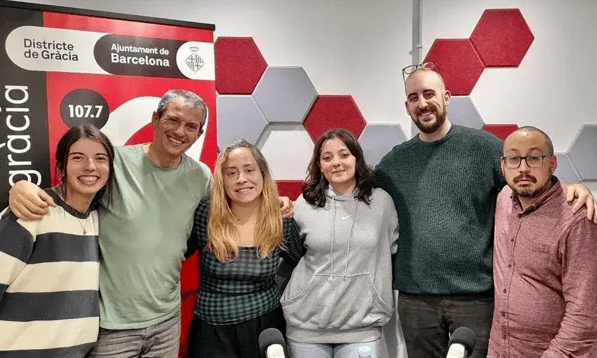 Les membres del Projecte Ce Trencada en una entrevista a Ràdio Gràcia.